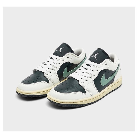 Women’s size 7.5 Jordan one lows - Picture 4 of 4